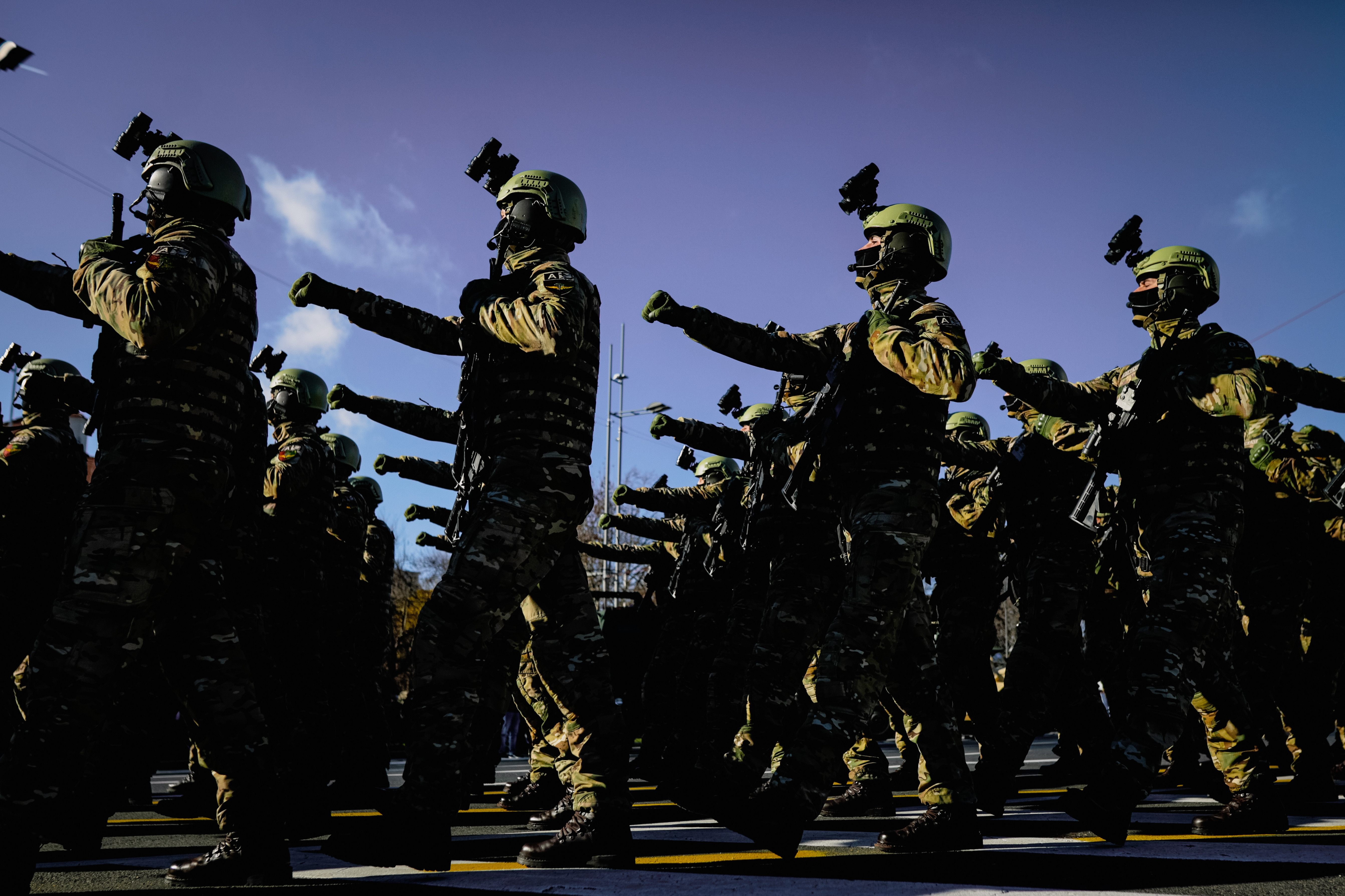 Raport: Cât cheltuiește România pentru înarmare. Achizițiile militare la nivel mondial au crescut la un nivel record