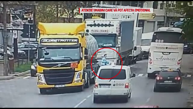 Un TIR a trecut peste o femeie, pe trecerea de pietoni. Aceasta s-a ghemuit sub vehicul și a scăpat cu viață. VIDEO