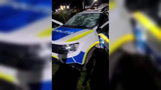 „Nu suport poliția”. Un bărbat a distrus cu ciocanul o mașină de poliție, chiar lângă secție, în Caraș-Severin