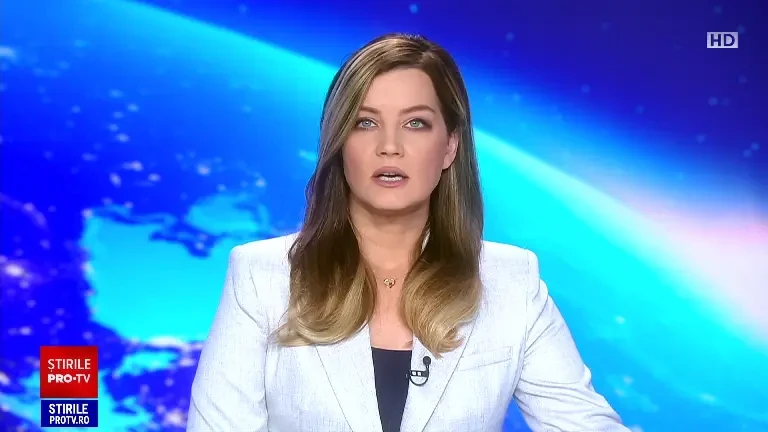 Un bolid de lux s-a făcut scrum în fața primăriei din Drobeta Turnu Severin. Un pompier în timpul liber a intervenit