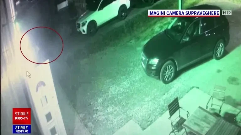 „Nu suport poliția”. Un bărbat a distrus cu ciocanul o mașină de poliție, chiar lângă secție, în Caraș-Severin