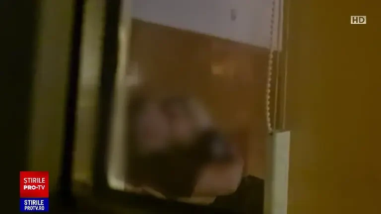 De ce nu a vrut agenta de la Schitu Golești să deschidă ușa soțului. A fost prinsă în timp ce îl înșela cu șeful ei