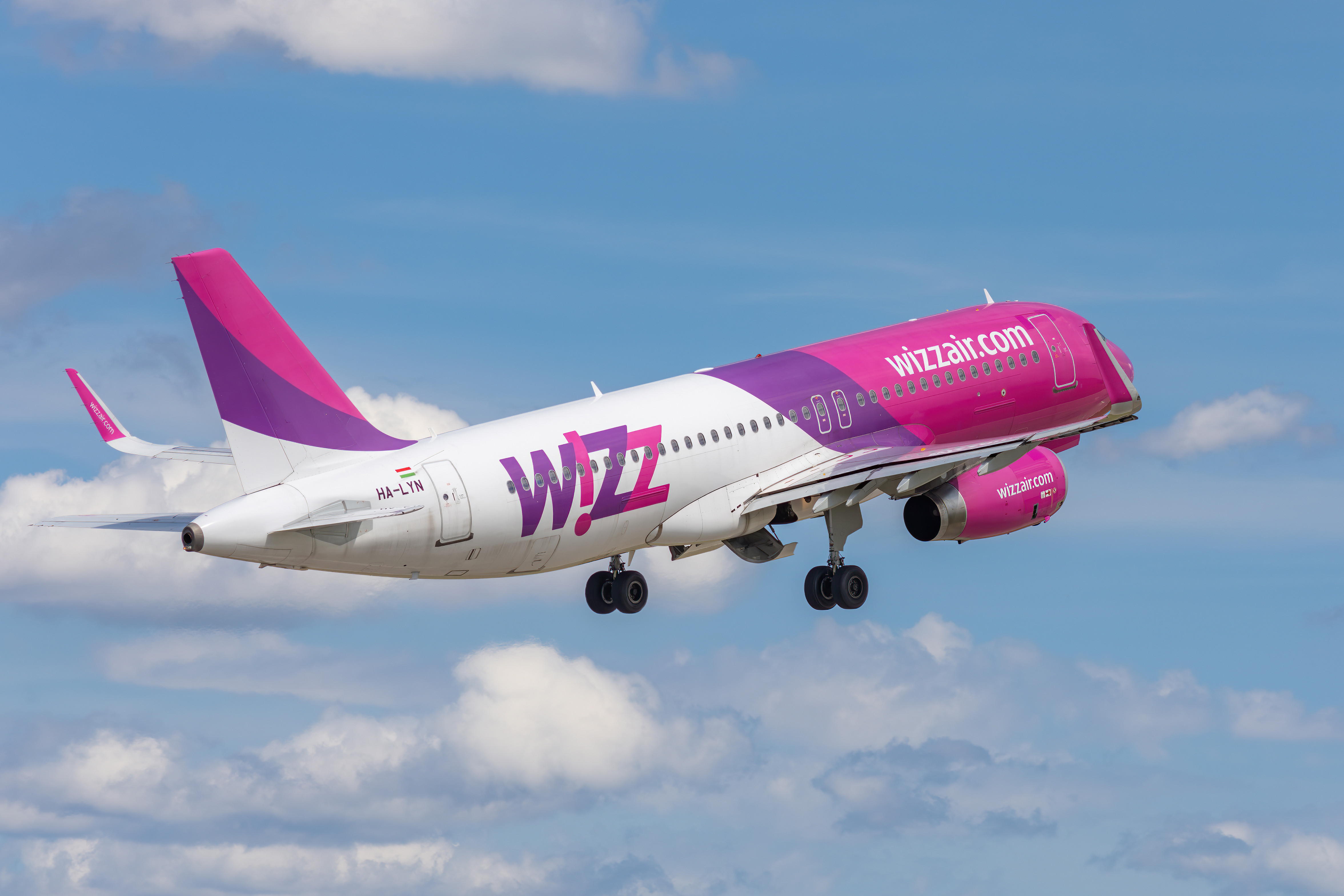 Un avion Wizz Air a aterizat de urgență la Cluj după ce trei pasageri beți s-au luat la bătaie