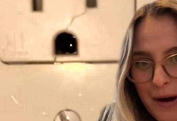 Cameră video ascunsă la duș, într-o casă închiriată printr-o celebră platformă. O femeie a făcut teribila descoperire