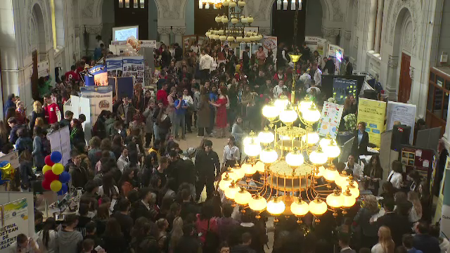 Elevii din liceele de arte și școlile de meserii au făcut spectacol la târgul „Cariera” de la Galați