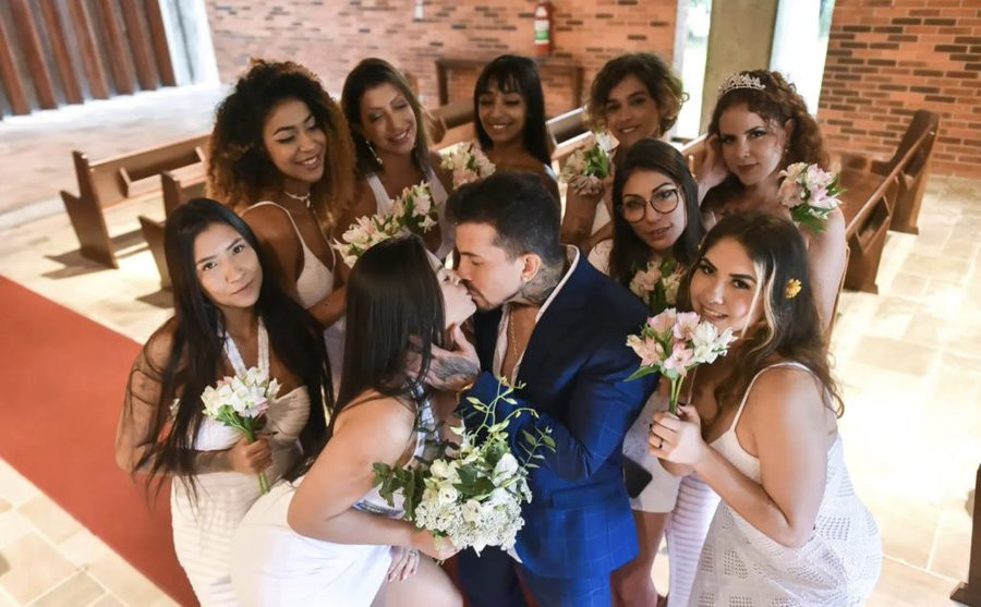 Un bărbat cu șase soții a dat 100.000 de dolari pe un pat de 6 metri, pentru a nu mai fi obligat să doarmă pe jos