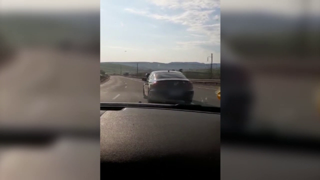Scene periculoase filmate pe o șosea din Cluj. Un polițist a șicanat în trafic un șofer, pe motiv că mergea prea încet