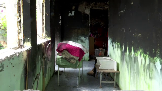 A plecat să ducă pomană la biserică și i-a luat foc casa. Incendiul a avut loc în comuna Focuri, din cauza a două lumânări