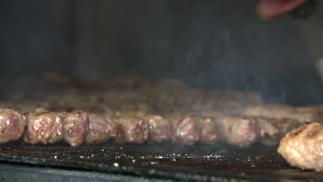 „Pe mine mă cheamă Micu și mereu mănânc mici”. Românii se pregătesc intens pentru minivacanța de 1 Mai