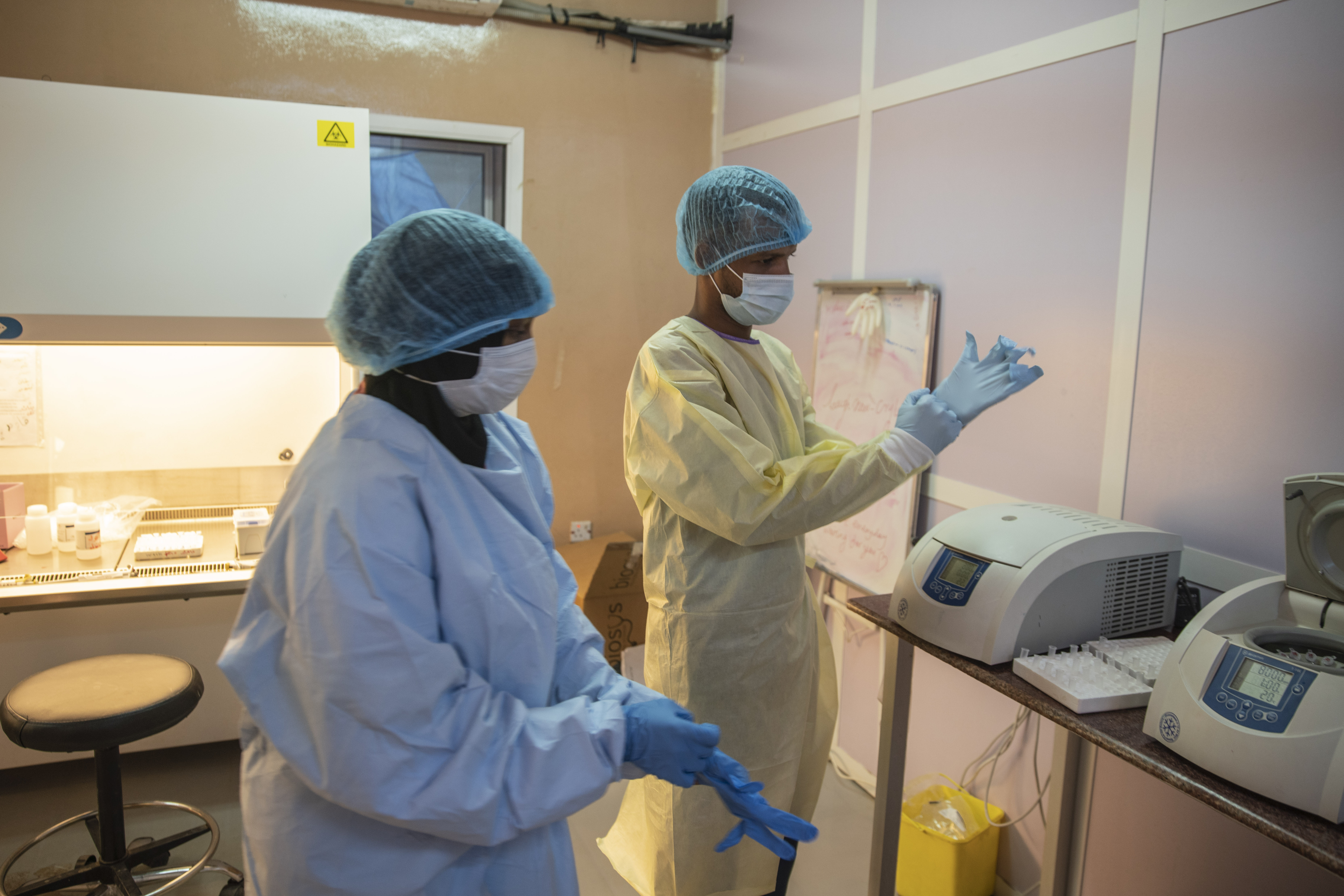 Avertisment OMS: „Risc biologic uriaș” după ce luptătorii din Sudan au capturat un laborator cu virusuri periculoase