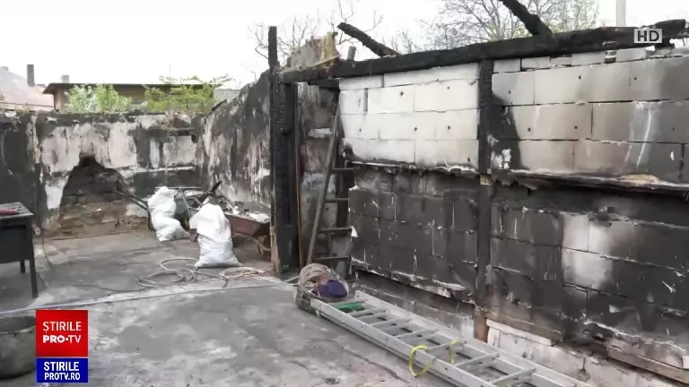 A plecat să ducă pomană la biserică și i-a luat foc casa. Incendiul a avut loc în comuna Focuri, din cauza a două lumânări