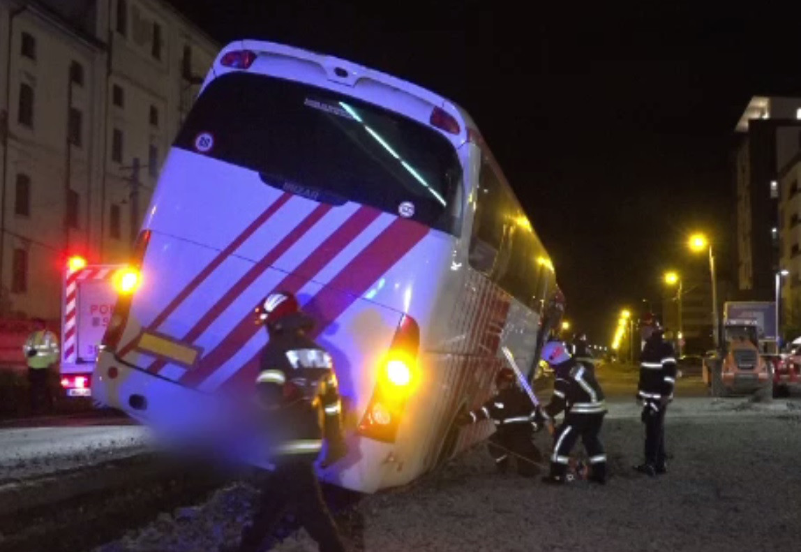 „Ne-am panicat. Mai multe persoane s-au speriat”. Un autocar plin cu 54 de pelerini a ieșit de pe carosabil în Alba Iulia