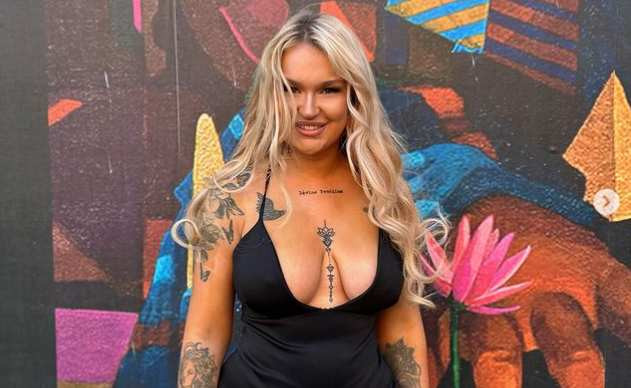 Tânără cu tatuaje, pipăită de un șofer de ride-sharing. „Îmi place ăsta. Duce spre vreun loc intim?”