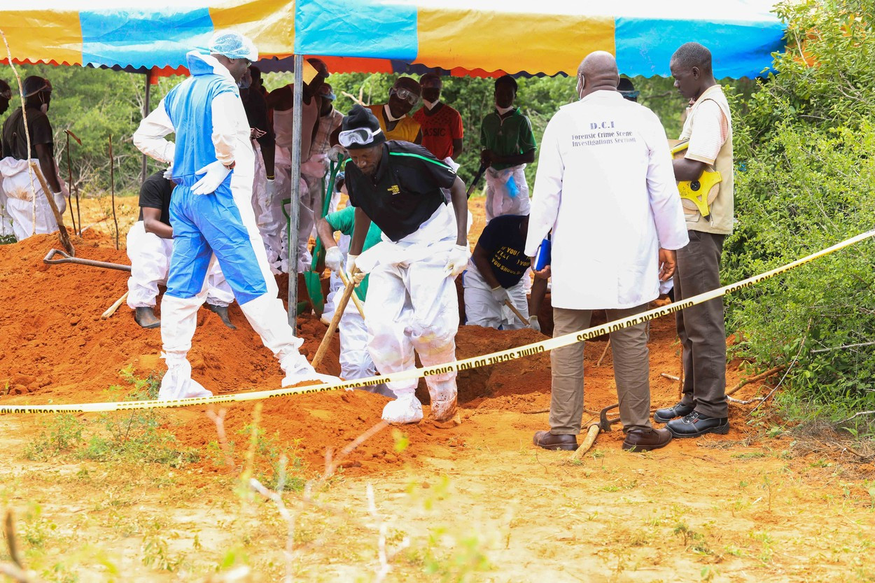 Sectanți din Kenya, înfometați până la moarte, aveau organe prelevate cu forța. Anchetatorii au descoperit 30 de gropi comune