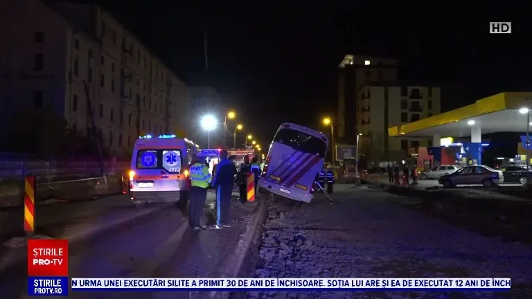 „Ne-am panicat. Mai multe persoane s-au speriat”. Un autocar plin cu 54 de pelerini a ieșit de pe carosabil în Alba Iulia