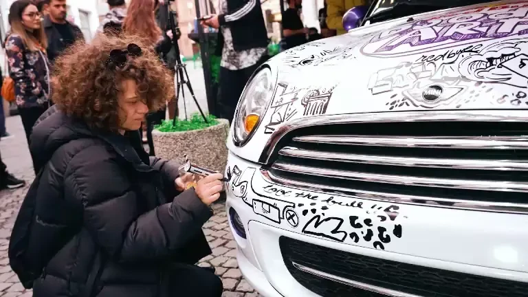 Cine va reprezenta România, la faza globală Red Bull Doodle Art? Câștigătoarea a lucrat 17 ore la desenul ei