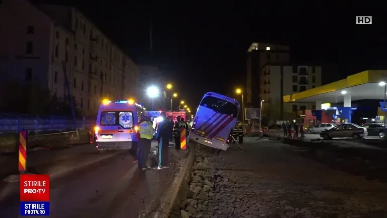 „Ne-am panicat. Mai multe persoane s-au speriat”. Un autocar plin cu 54 de pelerini a ieșit de pe carosabil în Alba Iulia