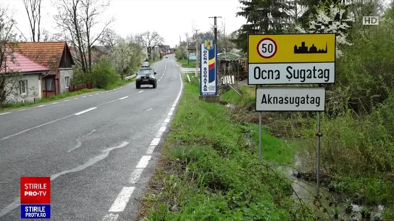 Cum au încercat doi indivizi să fure banii din două bancomate. Oamenii se feresc să le mai folosească