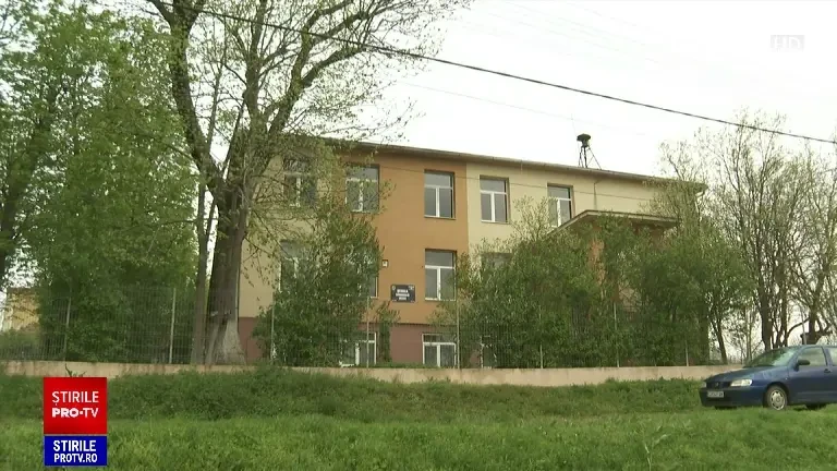 Eleva de 14 ani din Cluj care s-a înecat cu un jeleu la școală este în comă profundă. „Se lipise în gâtul fetei”