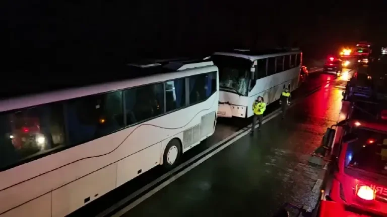 Accident între două autocare pe DN 1. Sunt implicaţi circa 90 de adolescenţi. Planul Roşu de intervenţie, activat | FOTO