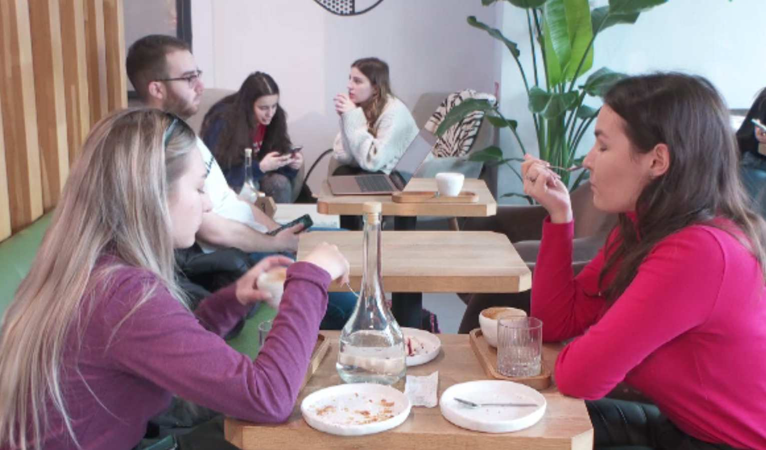 Laptopurile sunt interzise în multe localuri din Cluj-Napoca. De ce au apelat patronii la această măsură