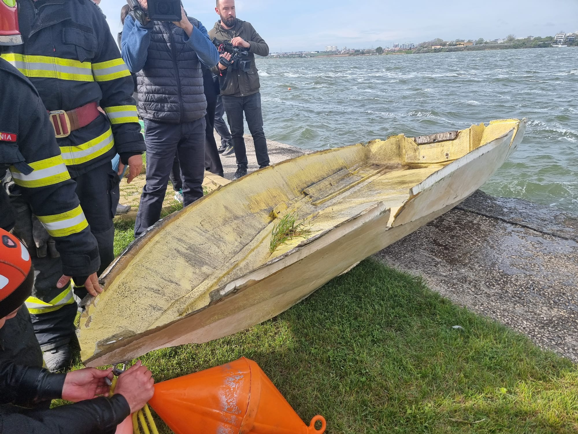Barcă scufundată pe Lacul Siutghiol, adusă la mal de pompieri. Salvatorii s-au temut să nu existe victime