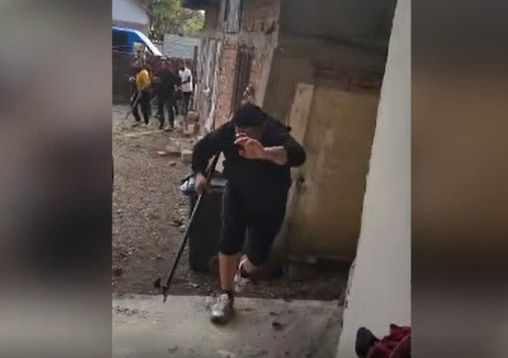 Bătaie cu bâte și bolovani în Dâmbovița. Scandalul ar fi pornit de la o taxă de protecție neplătită