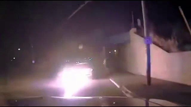 O mașină a luat foc în mers, de la o pană. Ce a spus șoferul de 84 de ani