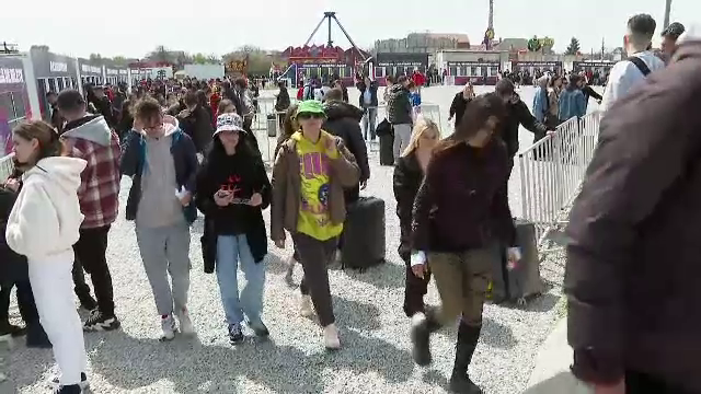 Mii de tineri au luat startul în minivacanța de 1 Mai și au umplut stațiunea Costinești