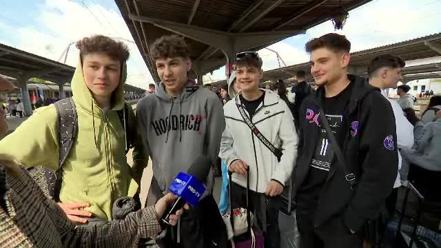 Petreceri în trenurile spre mare, de 1 Mai. Muzica de festival răsună din boxele tinerilor, încă din Gara de Nord