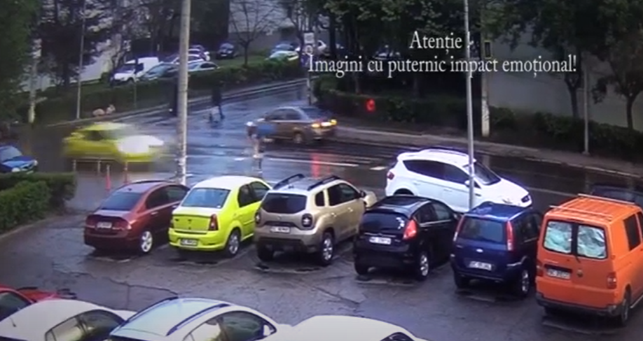 Momentul în care o femeie este spulberată de un taxi pe trecerea de pietoni și aruncată câțiva metri prin aer, în Bacău