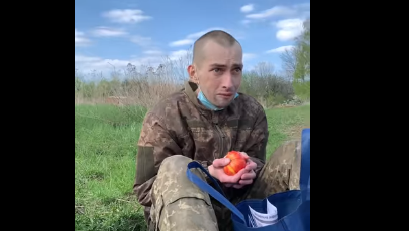 Reacția emoționantă a unui soldat ucrainean, eliberat de ruși, când mănâncă un măr pentru prima dată după un an