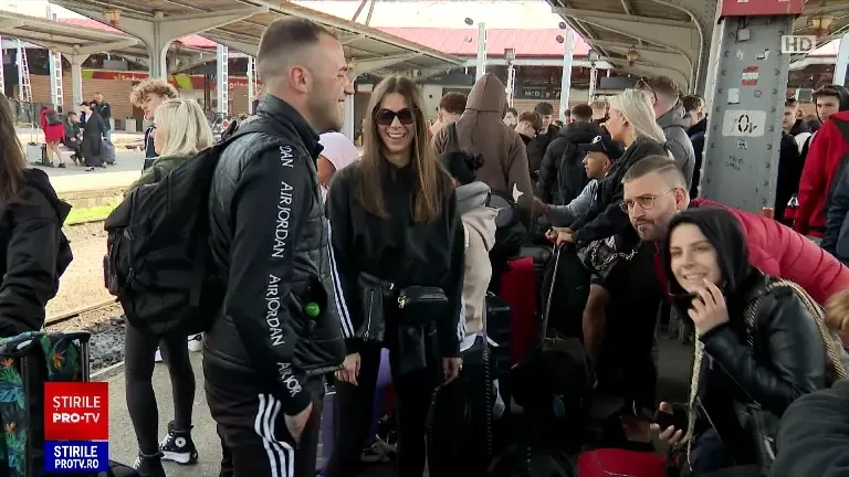 Petreceri în trenurile spre mare, de 1 Mai. Muzica de festival răsună din boxele tinerilor, încă din Gara de Nord