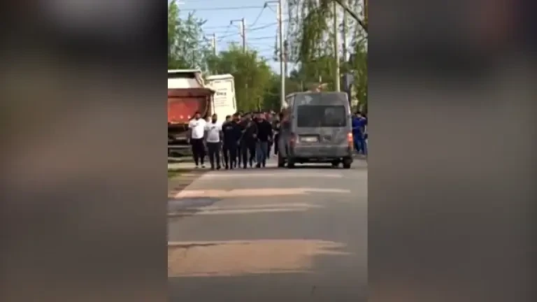 „Au intrat în bătătură”. Război între două familii din Cojasca. Bătaia cu bolovani și topoare a fost transmisă LIVE