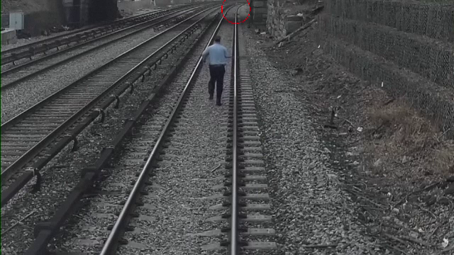 Panică într-o gară din New York. Un băiețel de trei ani s-a pierdut de mama lui și a ajuns pe șine