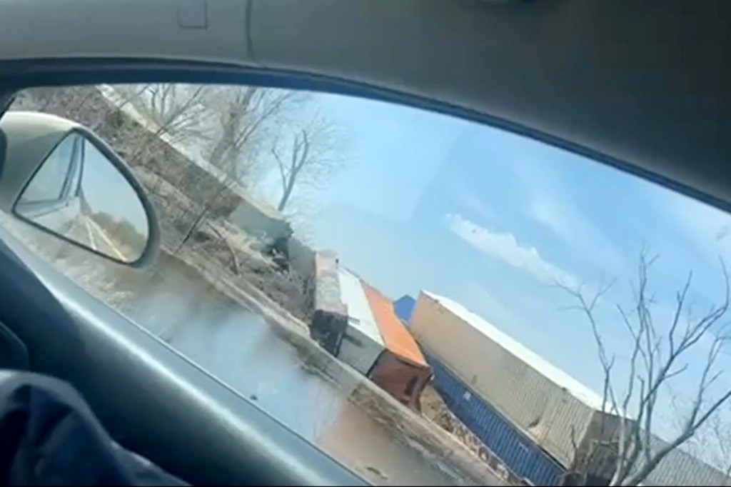 Un tren a deraiat în SUA. Două vagoane au căzut în apele unui râu. VIDEO