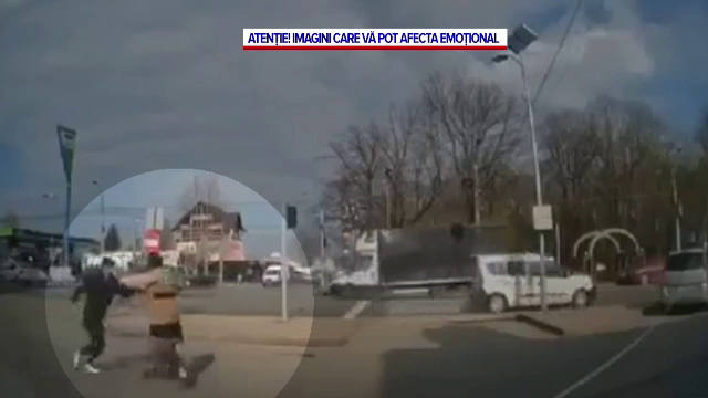 Imagini cu puternic impact emoțional: Momentul în care un bărbat sare cu cuțitul la gâtul unei femei