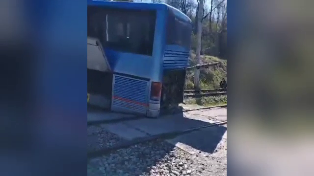 Excursie cu peripeții pentru mai mulți elevi: Autocarul în care se aflau a rămas blocat pe șinele de tren