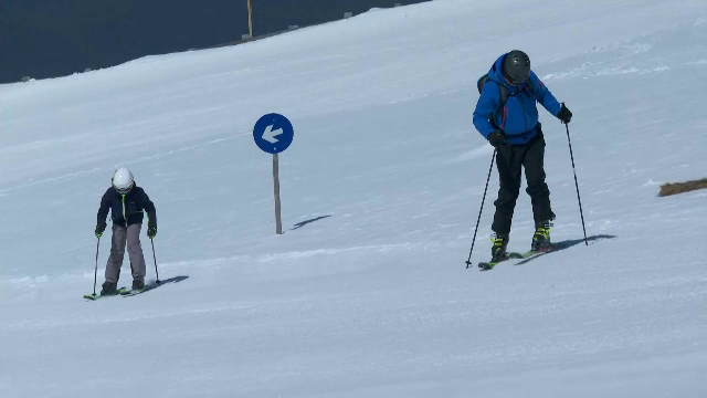 Turiștii sunt așteptați pe pârtii în minivacanța de 1 mai. Cât ajunge să coste un skipass zilele acestea