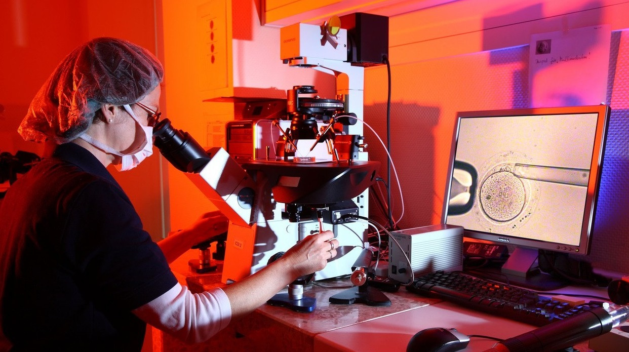 Premieră în medicina britanică. Opt bebeluși s-au născut sănătoși, printr-o tehnică revoluționară cu ADN de la trei persoane