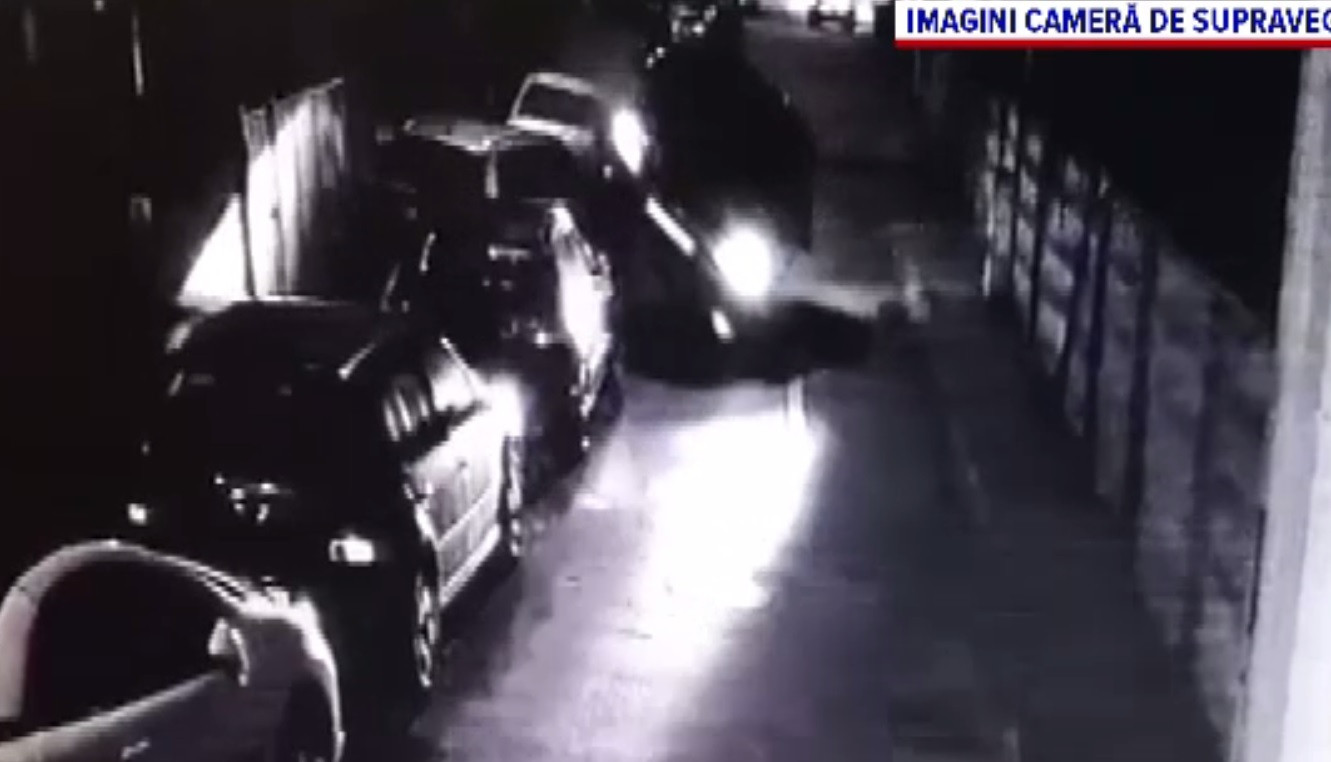 Un șofer a distrus opt mașini pe o stradă din Sibiu. Momentul a fost surprins camerele de supraveghere instalate în zonă