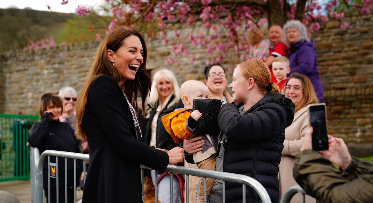 Kate Middleton a fost "jefuită" de un bebeluș în timpul unui eveniment public. Reacția prințesei de Wales | FOTO & VIDEO
