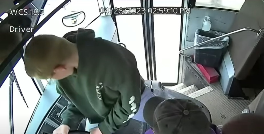 Momentul dramatic în care un elev de 13 ani preia controlul unui autobuz după ce șoferița a leșinat la volan | VIDEO