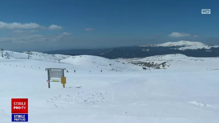 Pârtiile rămân deschise în Sinaia. Turiștii încă se mai pot bucura de zăpada de la Cota 2000