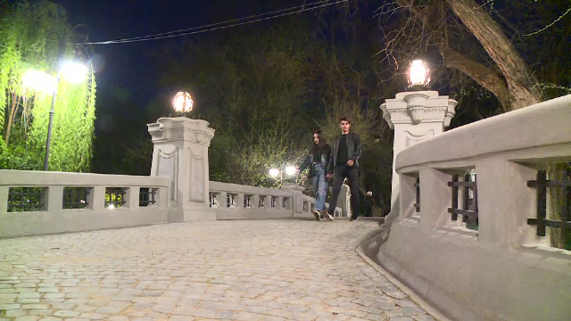 Bucureștenii au ieșit la plimbare în Parcul Cișmigiu, după finalizarea lucrărilor de consolidare la Podul Mare