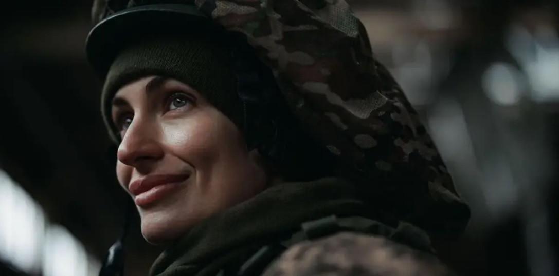 Povestea avocatei care a decis să apere Ucraina. Are 31 de ani, i se spune "Vrăjitoarea" și conduce un pluton de mortiere