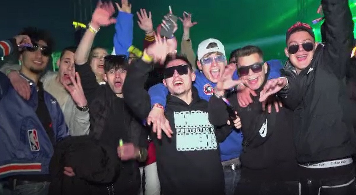 "Nu ai cum să te plictisești". Zeci de mii de tineri au luat cu asalt plaja din Costinești. Cum e atmosfera în Vama Veche