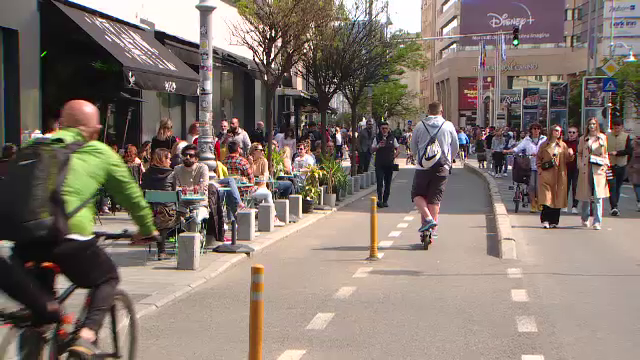 Calea Victoriei s-a transformat în loc de promenadă. Bucureștenii sunt invitați la plimbare în fiecare weekend
