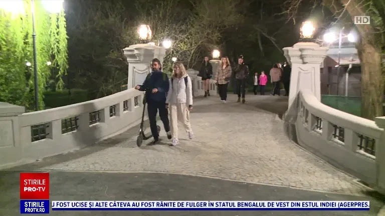 Bucureștenii au ieșit la plimbare în Parcul Cișmigiu, după finalizarea lucrărilor de consolidare la Podul Mare