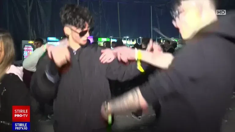 "Nu ai cum să te plictisești". Zeci de mii de tineri au luat cu asalt plaja din Costinești. Cum e atmosfera în Vama Veche